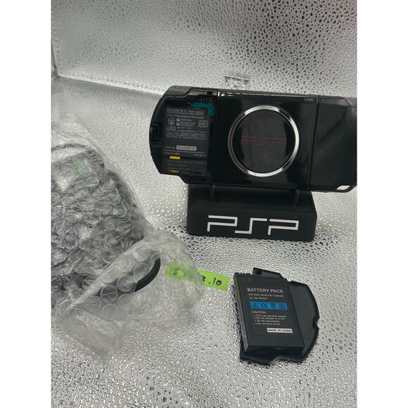 Red and black psp 3000 w/charger & new battery - Picture 4 of 7